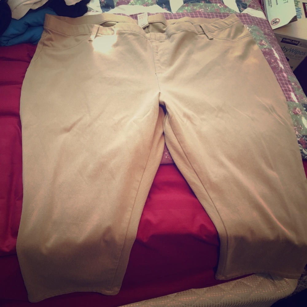 Beige Pull On Capris